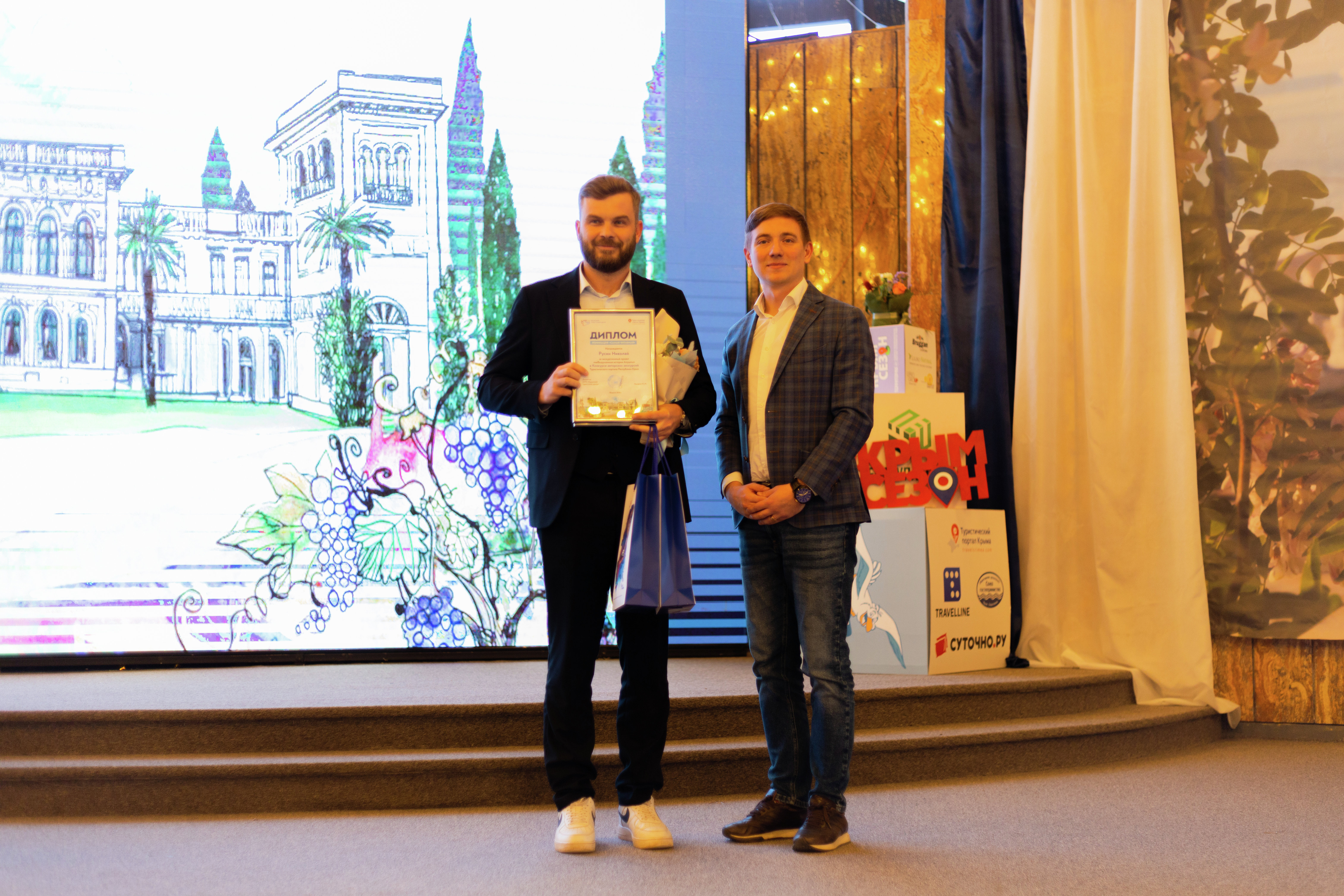 Экскурсовод Николай Русин (слева) и директор АНО &amp;laquo;Крымский туристский центр&amp;raquo; Михаил Назаров 