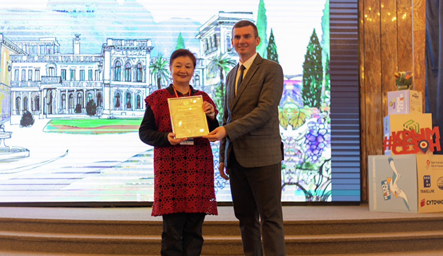 Награждение методиста по научно-просветительской деятельности комплекса «Крымскотатарский музей культурно-исторического наследия» Нажие Халиловой