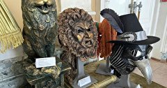 Экспонаты выставки в Крымском академическом русском драматическом театре имени Горького