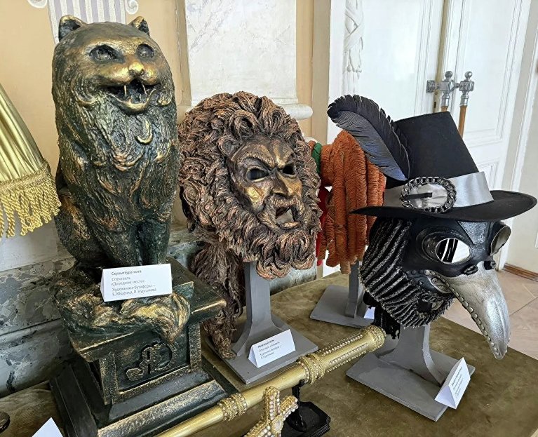 Экспонаты выставки в Крымском академическом русском драматическом театре имени Горького 