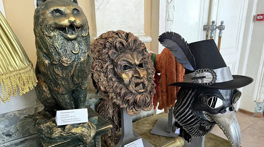 Экспонаты выставки в Крымском академическом русском драматическом театре имени Горького