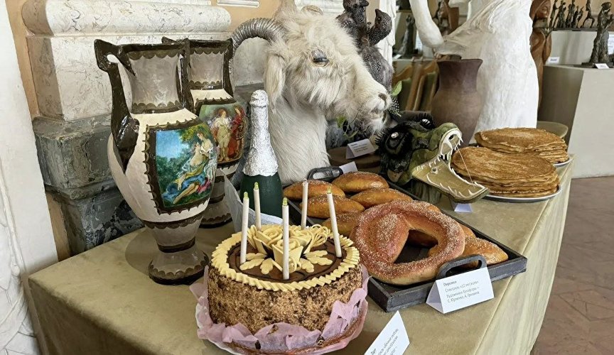 Экспонаты выставки в Крымском академическом русском драматическом театре имени Горького