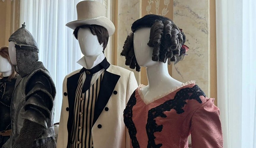 Экспонаты выставки в Крымском академическом русском драматическом театре имени Горького