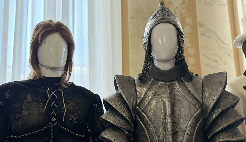 Экспонаты выставки в Крымском академическом русском драматическом театре имени Горького