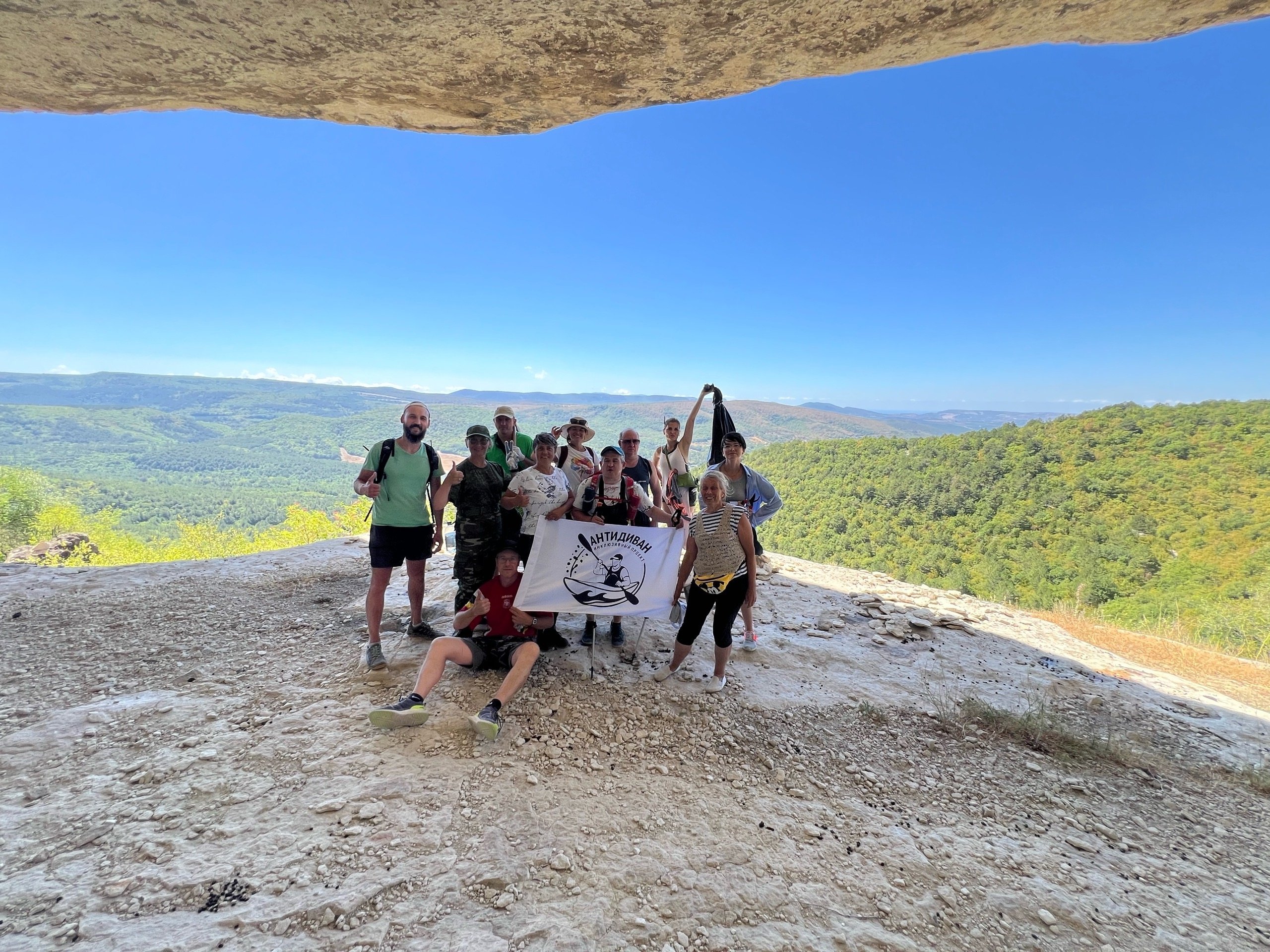 Группа в окрестностях пещерного монастыря Челтер-Мармара Группа в окрестностях пещерного монастыря Челтер-Мармара