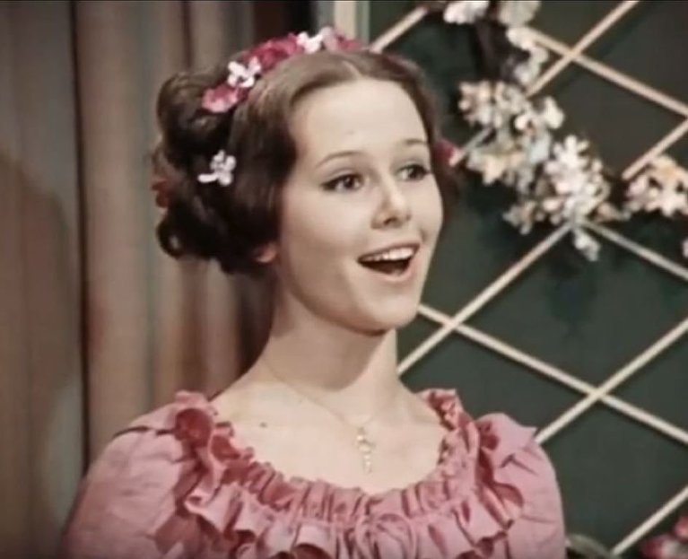 Евгения Симонова в фильме «Под крышами Монмартра» 