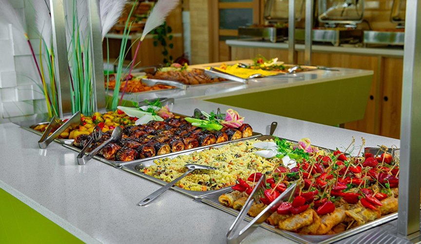 Шведский стол в отеле Riga Village Resort