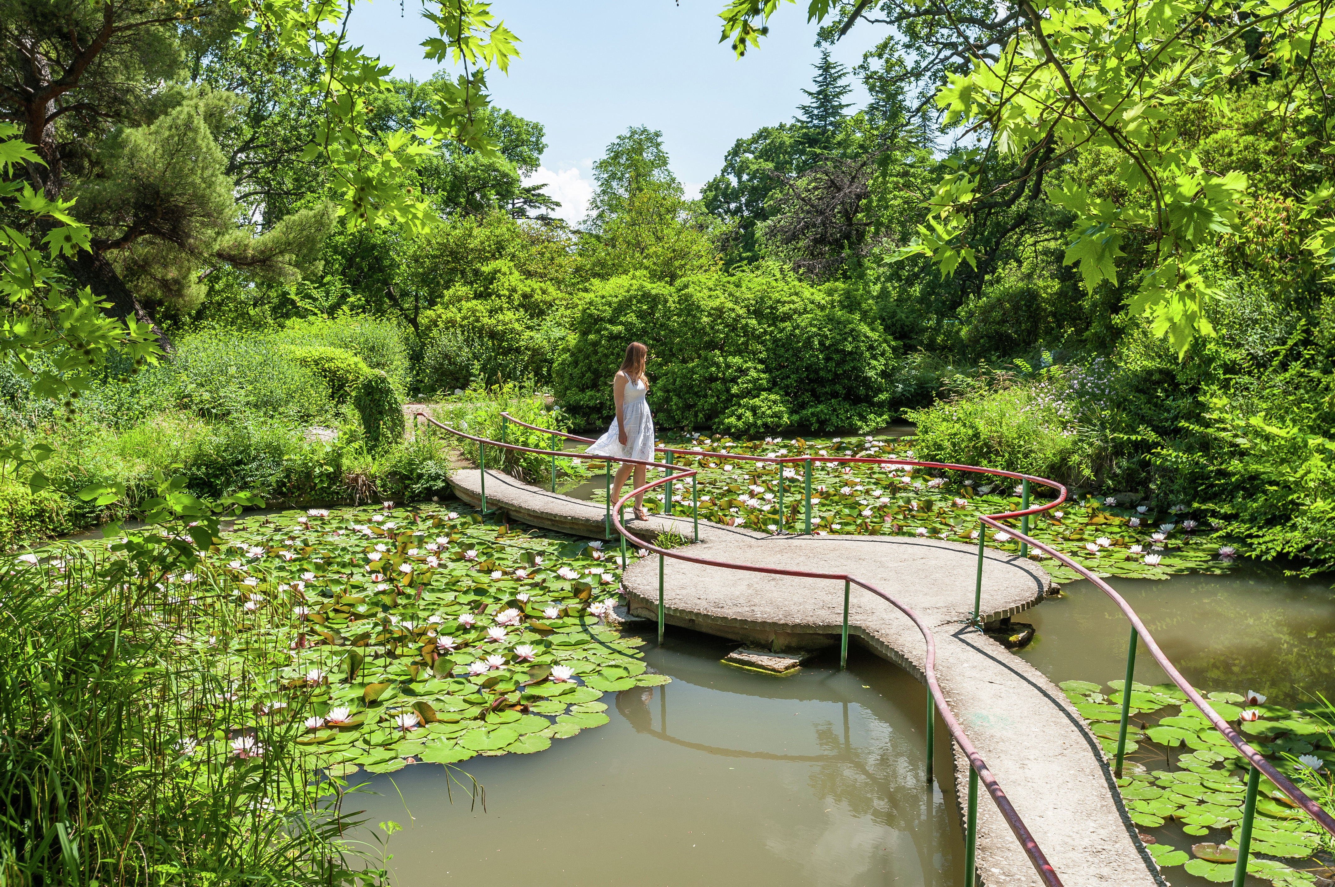 Девушка в Форосском парке