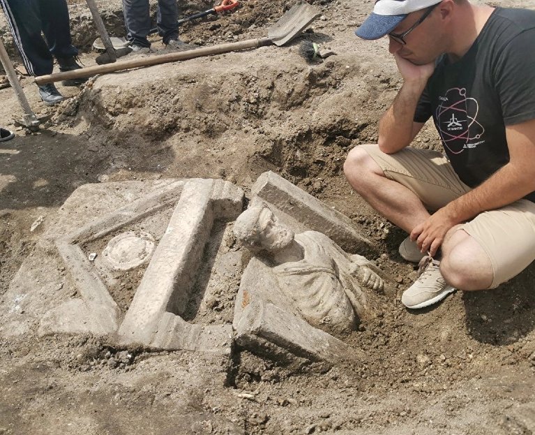 Погребальная стела государственного мужа Аристона II века до н.э. с раскопок в южном пригороде Херсонеса