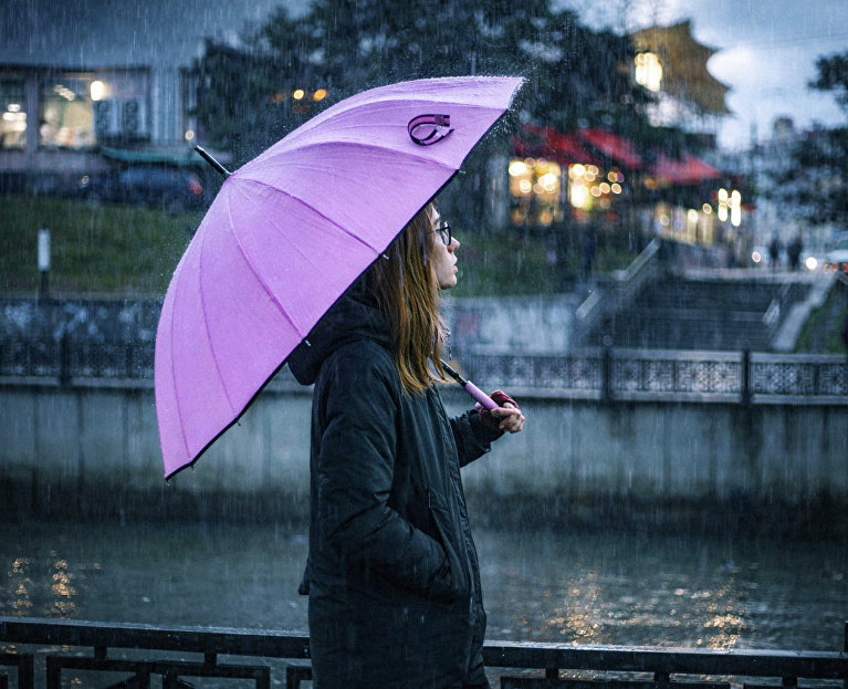 Девушка под зонтом