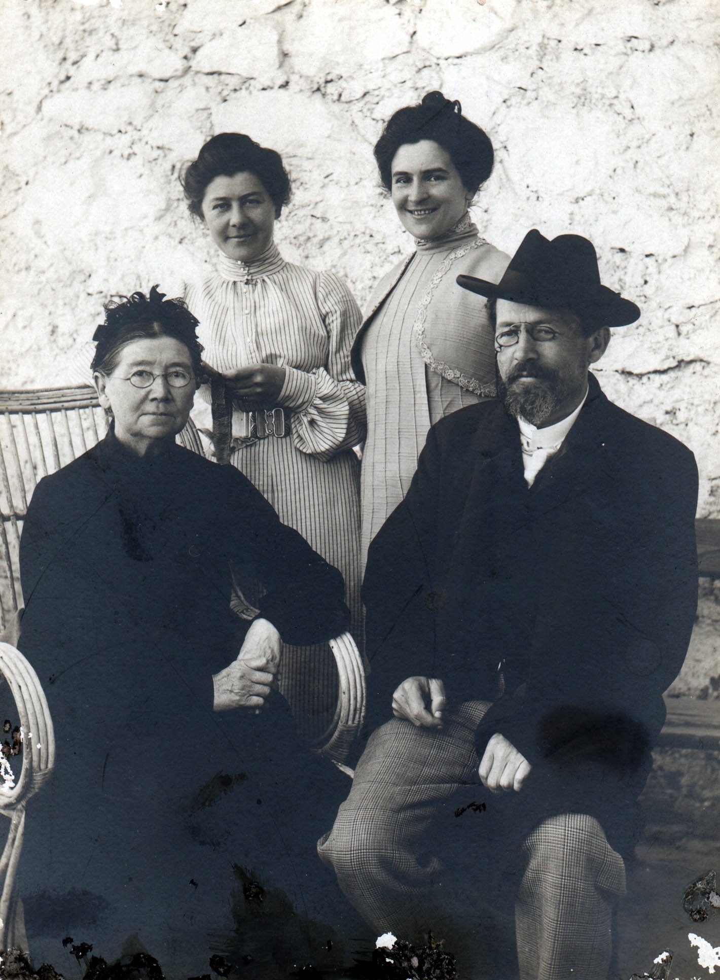 Антон Чехов с семьёй