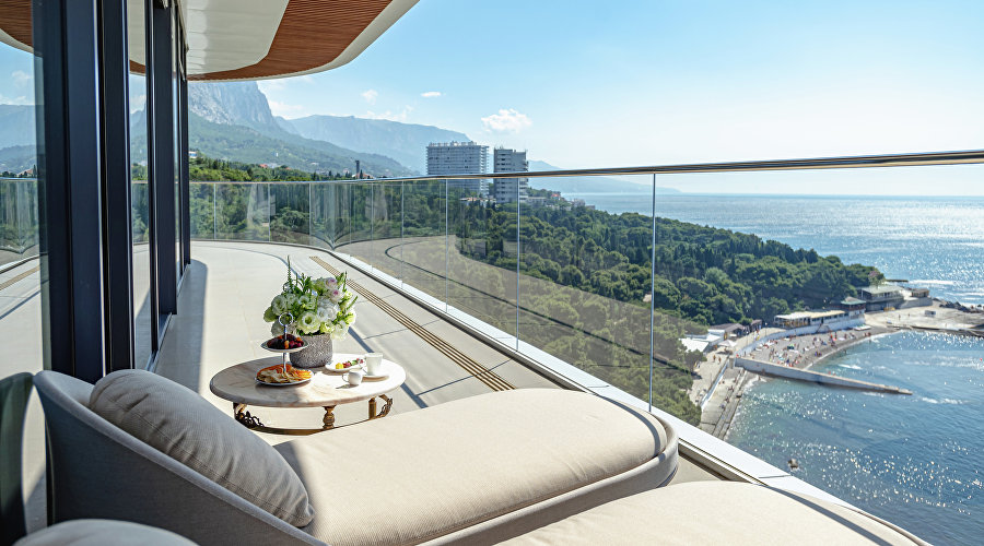 Вид с балкона в комплексе «ЛУЧАНО Форос»