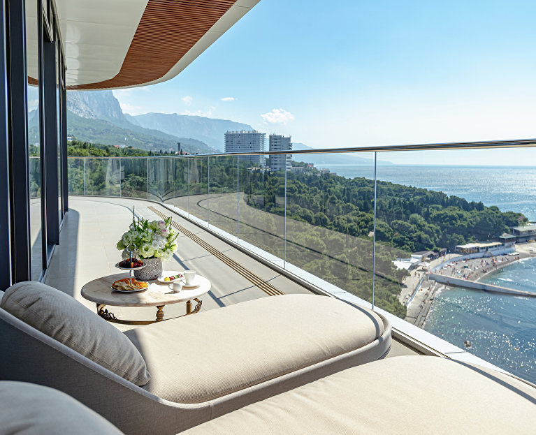 Вид с балкона в комплексе «ЛУЧАНО Форос»