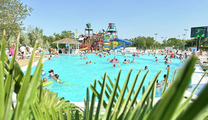 Бассейн и аквапарк в курортном комплексе «Азовский» Бассейн и аквапарк в курортном комплексе «Азовский»