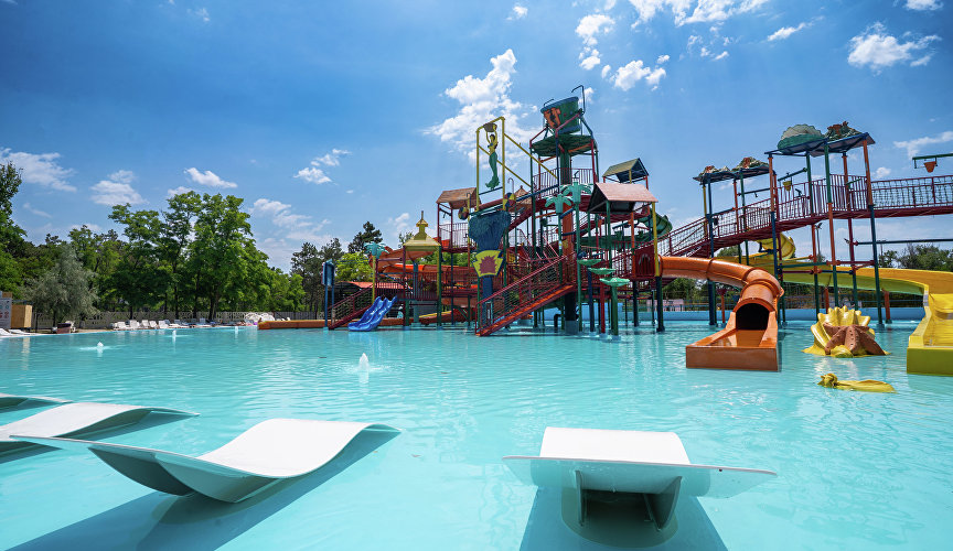 Бассейн и аквапарк в курортном комплексе «Азовский» Бассейн и аквапарк в курортном комплексе «Азовский»