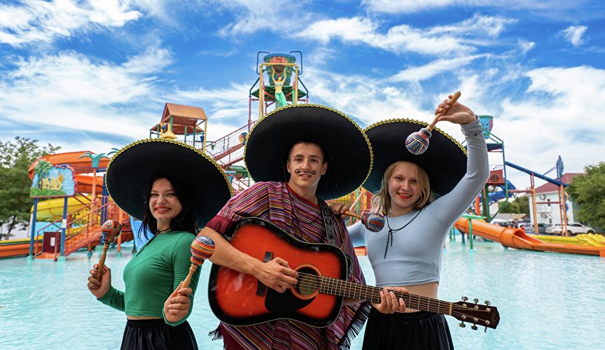 Аниматоры в курортном комплексе «Азовский» Аниматоры в курортном комплексе «Азовский»