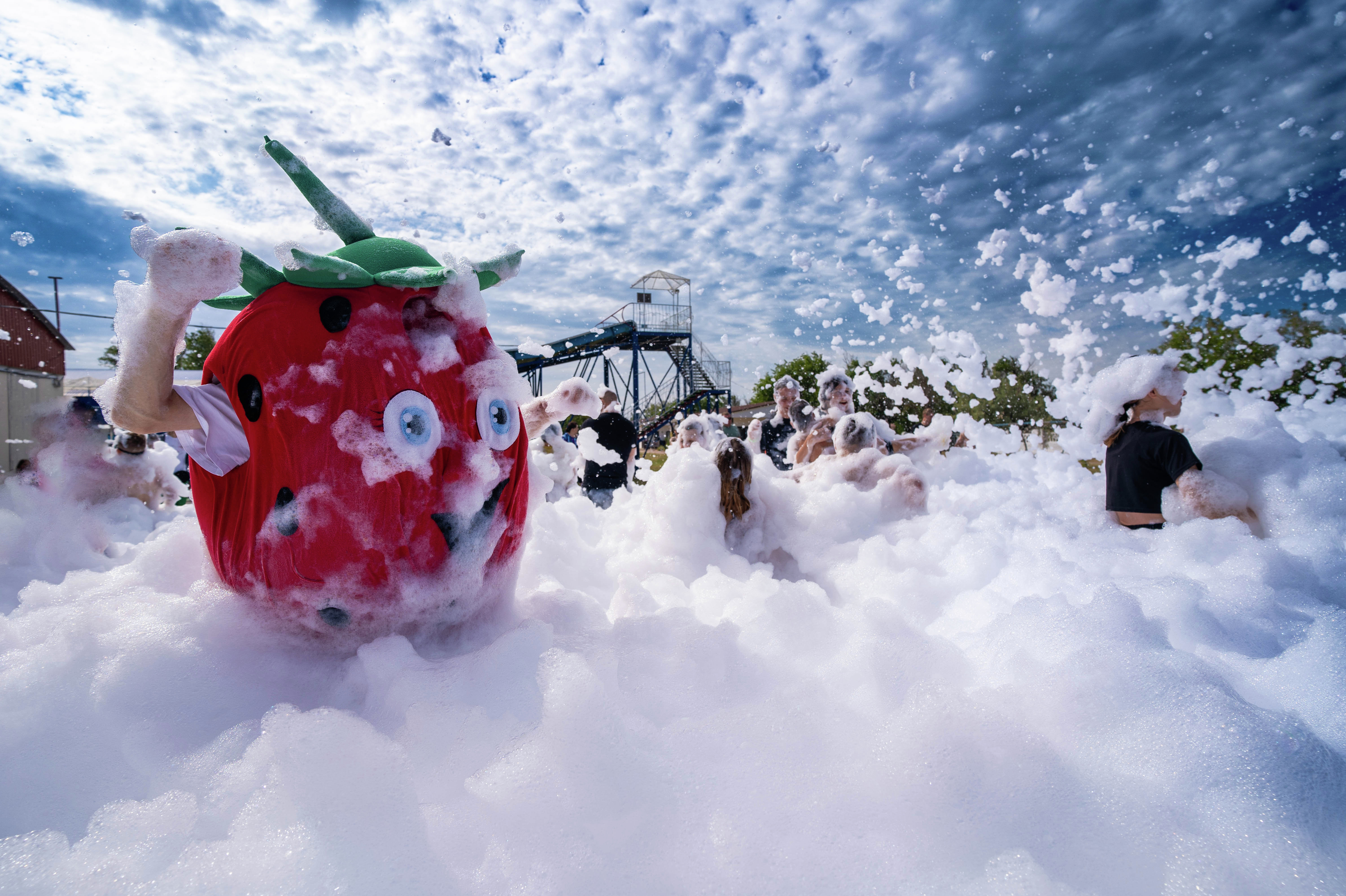 Пенная вечеринка в курортном комплексе «Азовский» Пенная вечеринка в курортном комплексе «Азовский»
