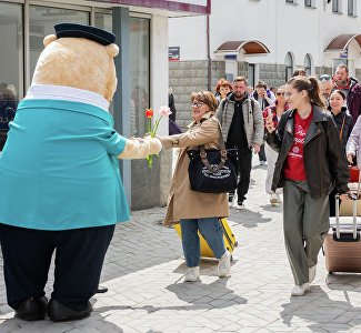 Пассажиркам поездов, прибывшим в Симферополь, подарили 300 тюльпанов
