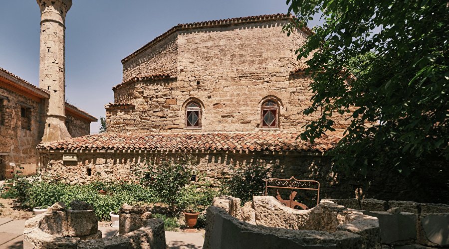 400-летний минарет и мечеть Джума-Джами на территории ансамбля «Текие дервишей»