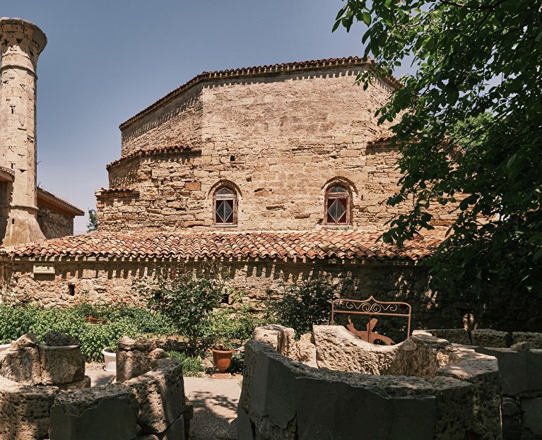 400-летний минарет и мечеть Джума-Джами на территории ансамбля «Текие дервишей»