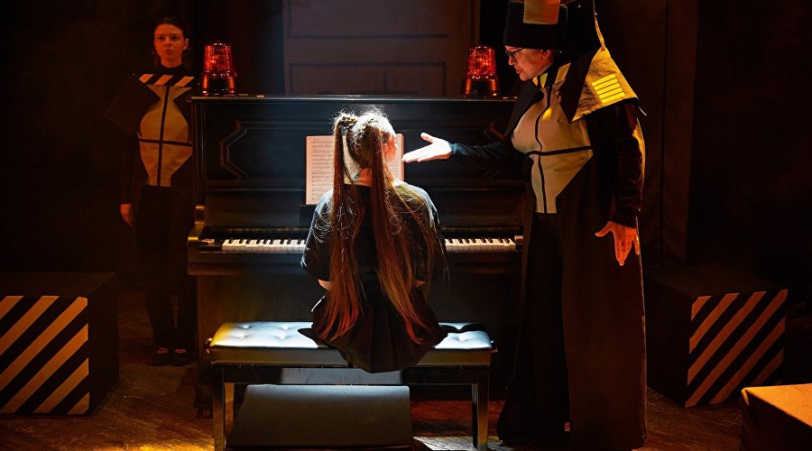 Спектакль «Фабрика по изготовлению вундеркиндов»