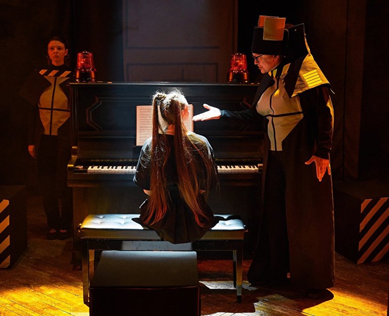 Спектакль «Фабрика по изготовлению вундеркиндов»