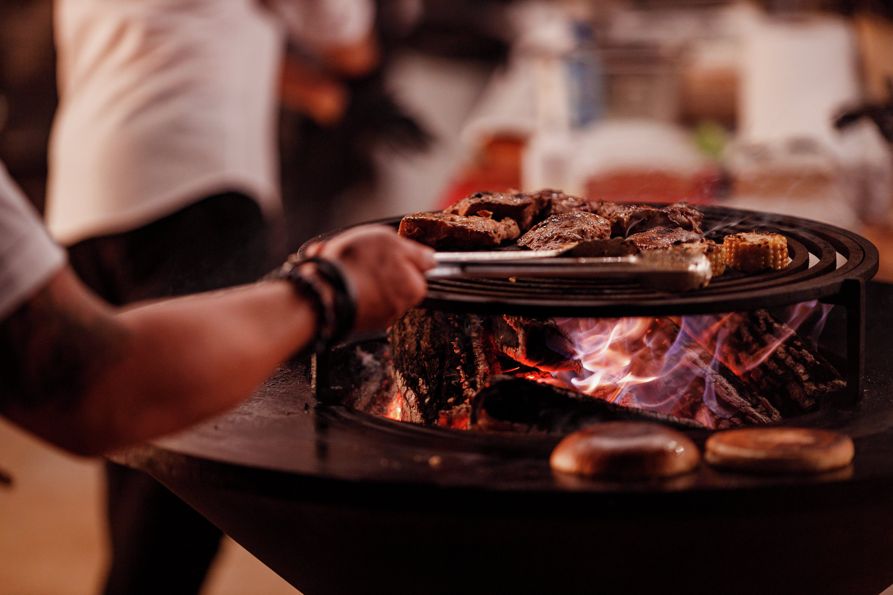 Мясо и кукуруза на гриле