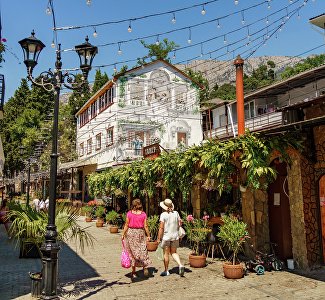 В Алупке запустили аудиопроменад с почтальоном «Слои времени»