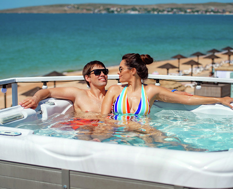 Отдыхающие в джакузи в отеле Riga Village Resort 