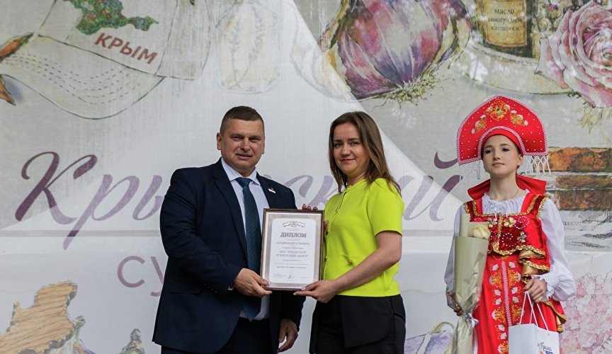 Награждение АНО «Крымский туристский центр» за призовые места в конкурсе «Крымский сувенир» Награждение АНО «Крымский туристский центр» за призовые места в конкурсе «Крымский сувенир»