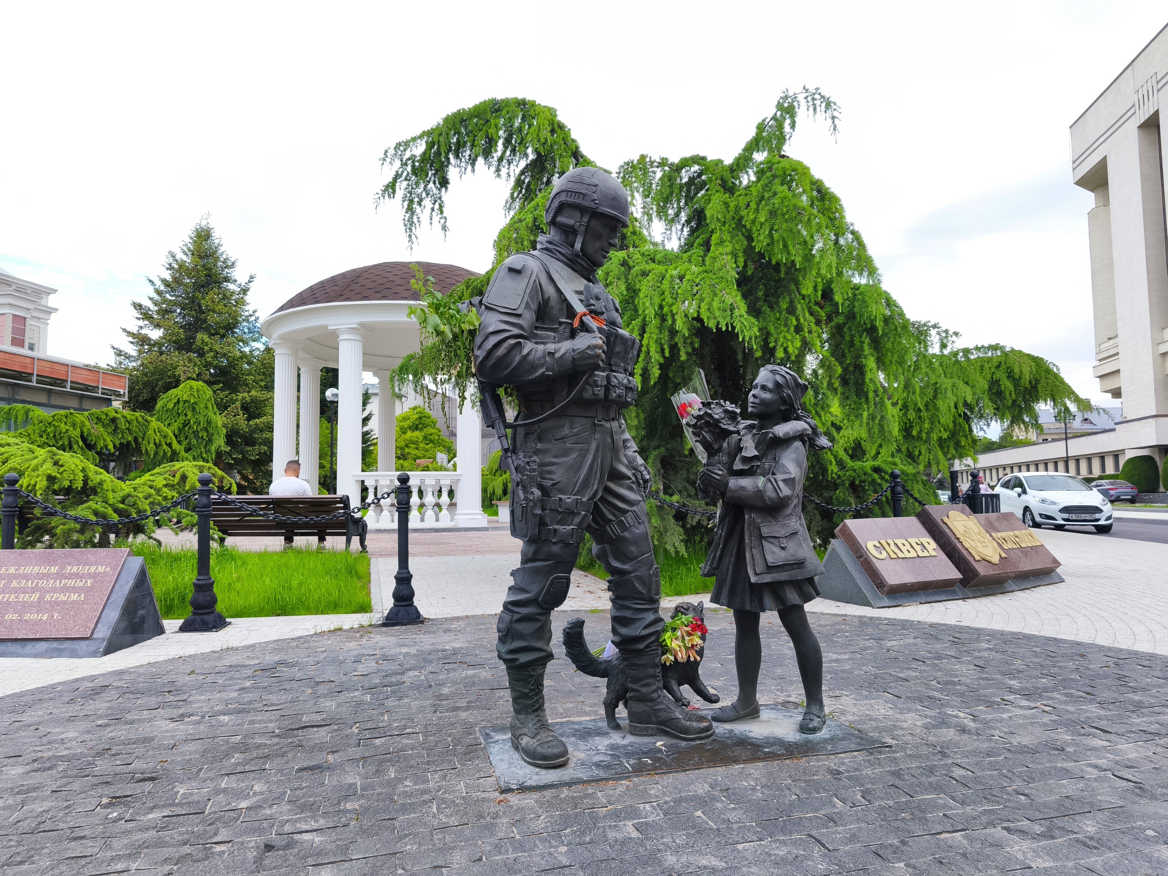 Памятник &laquo;Вежливым людям&raquo; в сквере Республики