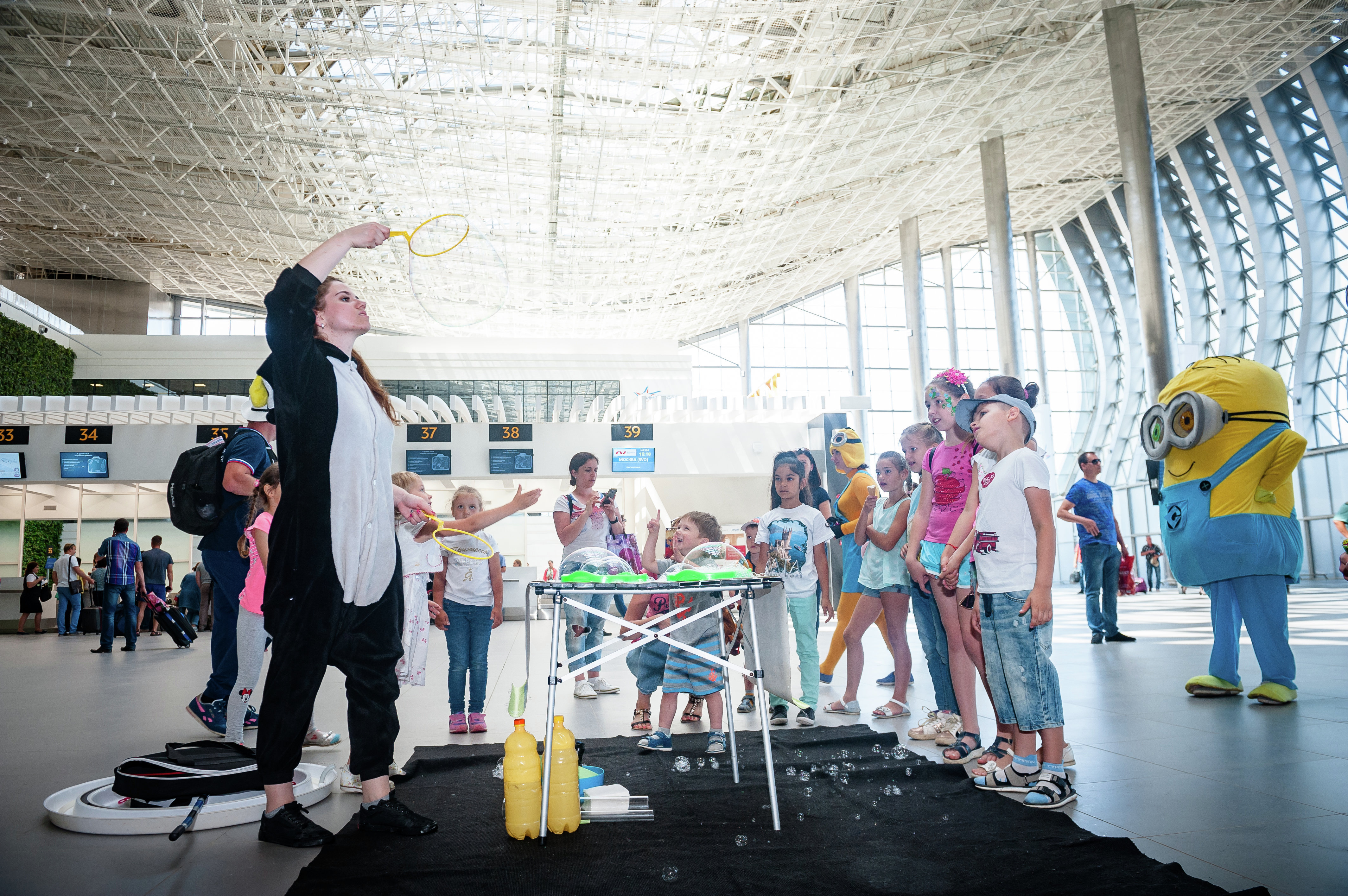 Аниматоры развлекают детей в аэропорту Симферополь