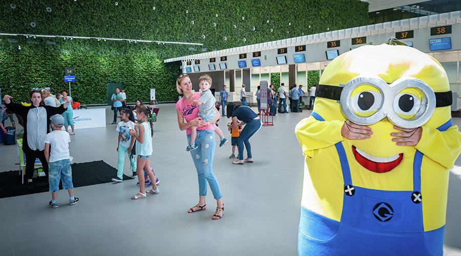 Аниматоры развлекают детей в аэропорту Симферополь