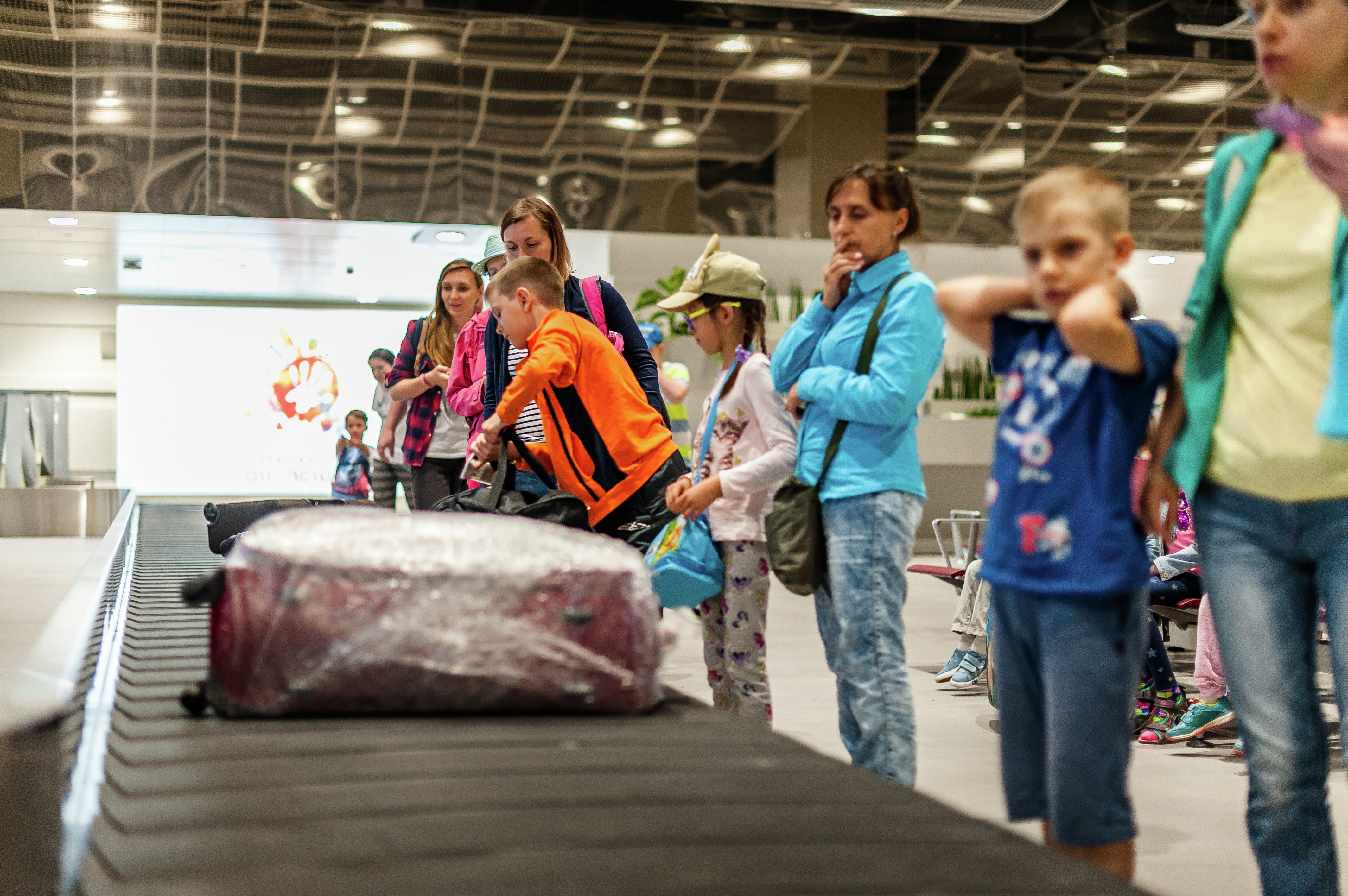 Дети ожидают багаж в аэропорту Симферополь