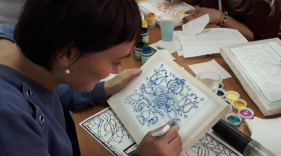 Девушка рисует орнамент