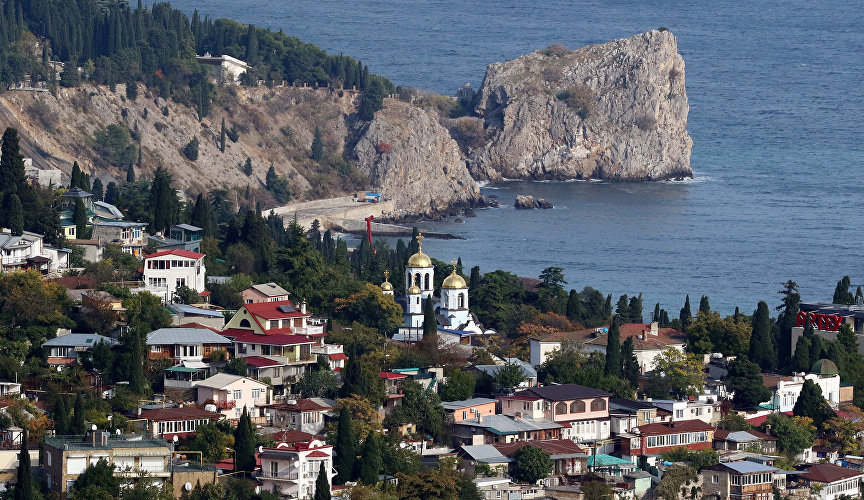 Гурзуф находится в 18 км к северо-востоку от Ялты, на северном побережье Чёрного моря