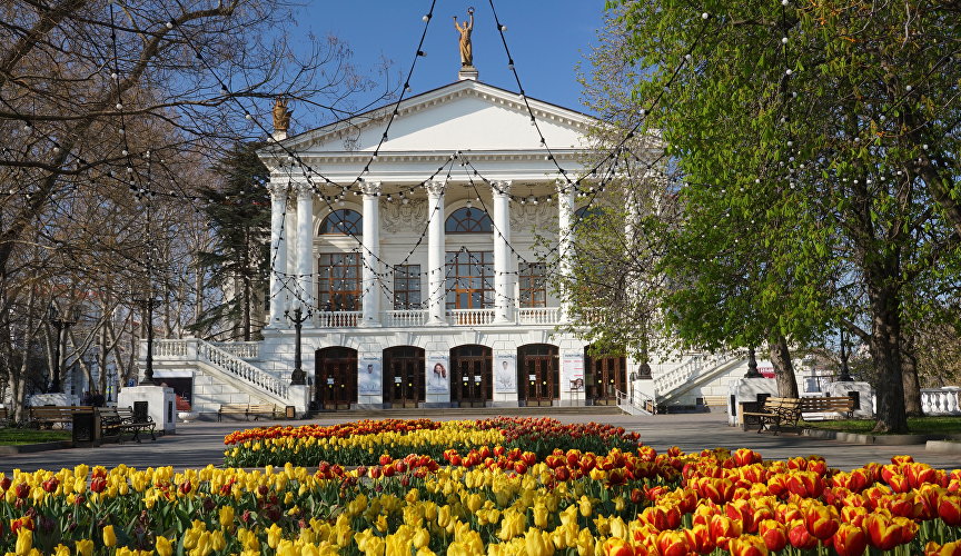 Севастопольский драмтеатр им. Луначарского на Приморском бульваре Севастопольский драмтеатр им. Луначарского на Приморском бульваре