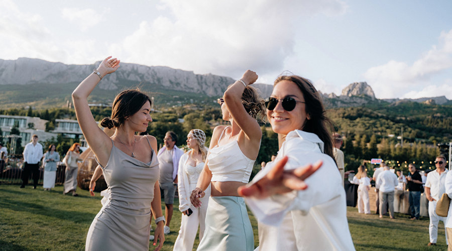 Вечеринка Sunset Vibes на территории Винного парка WINEPARK