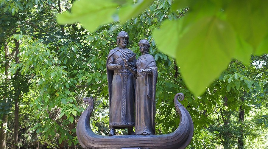 Памятник муромскому князю Петру и его жене Февронии в Симферополе Памятник муромскому князю Петру и его жене Февронии в Симферополе