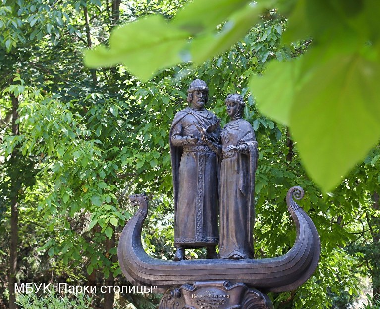 Памятник муромскому князю Петру и его жене Февронии в Симферополе