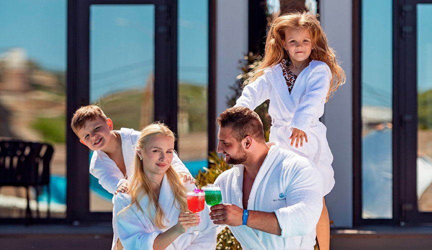 Семья отдыхает в отеле Riga Village Resort