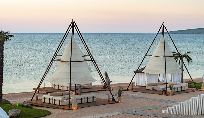 Вигвамы на пляже отеля Riga Village Resort