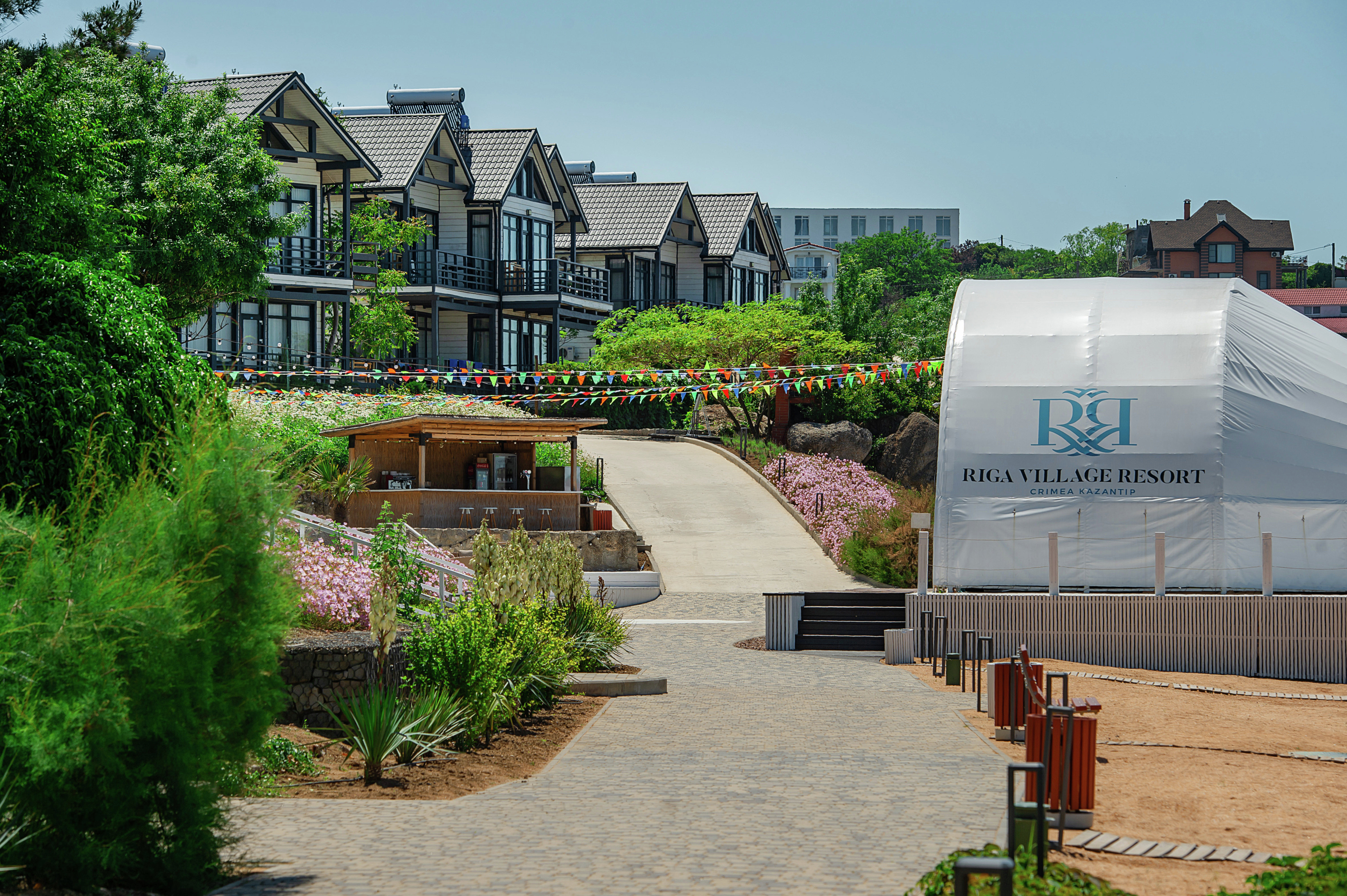Территория отеля Riga Village Resort