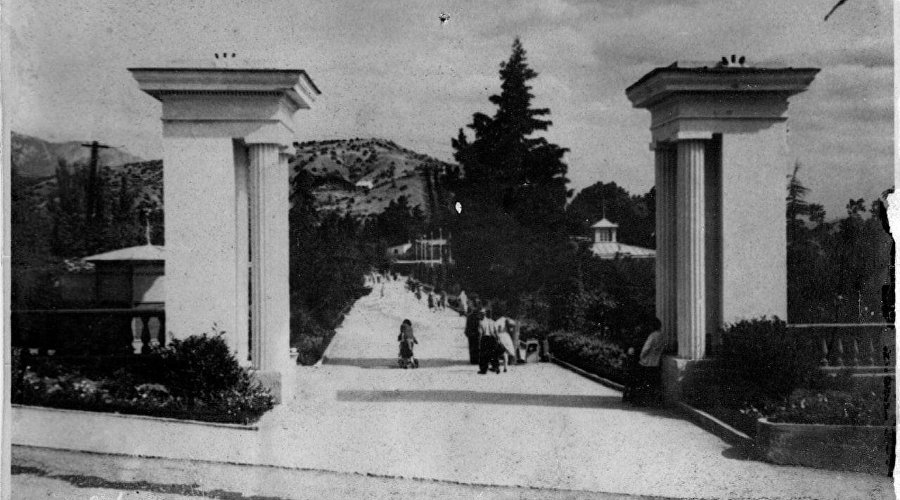 Вход в Приморский парк Алушты (начало 1960-х годов)