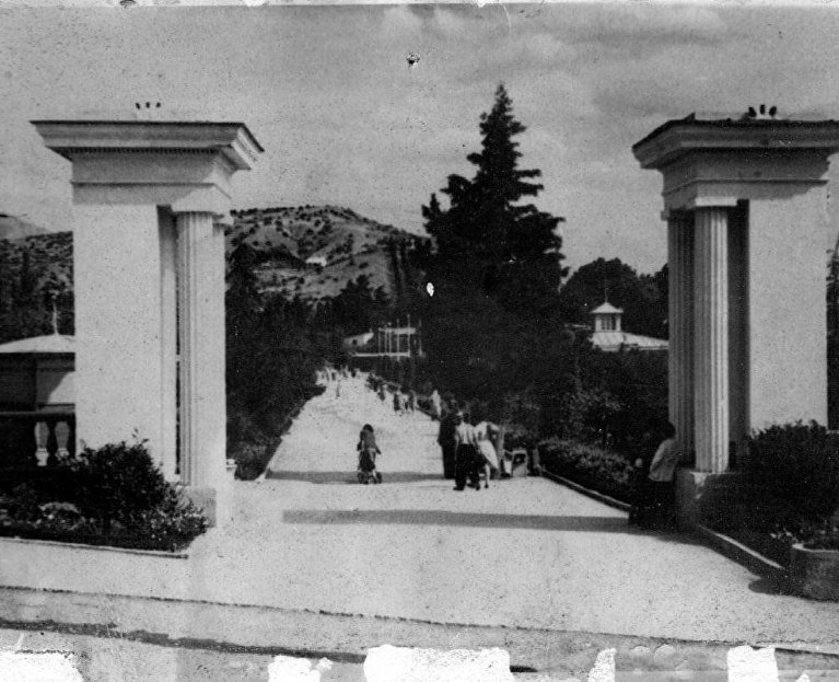 Вход в Приморский парк Алушты (начало 1960-х годов)