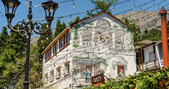 Улица Фрунзе (Воронцовская) в Алупке Улица Фрунзе (Воронцовская) в Алупке