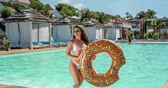 Девушка отдыхает в отеле Riga Village Resort