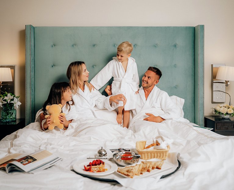 Семья отдыхает в отеле «Крымский Бриз Hotel & Villas» 