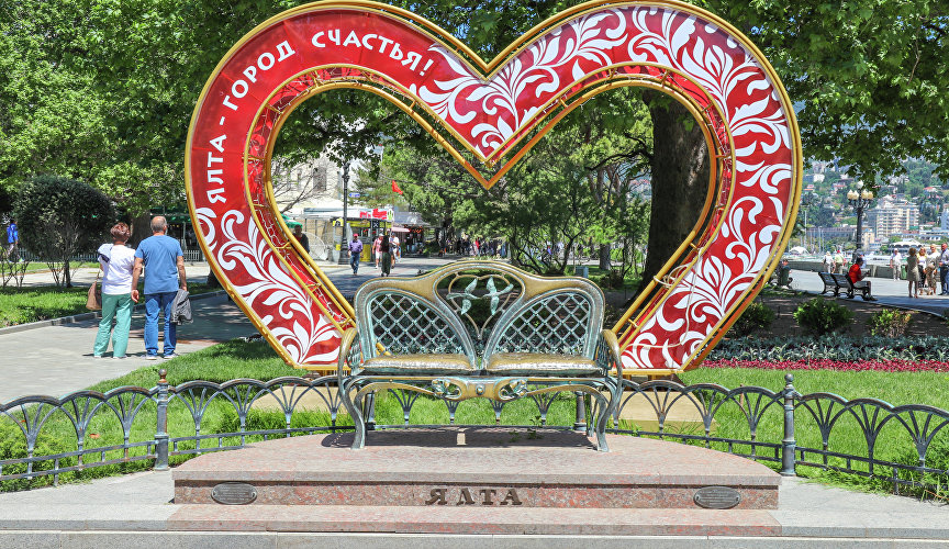 Скамья любви на набережной им. Ленина в Ялте Скамья любви на набережной им. Ленина в Ялте