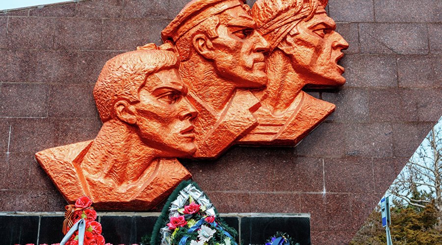 Памятный знак на месте высадки Евпаторийского десанта
